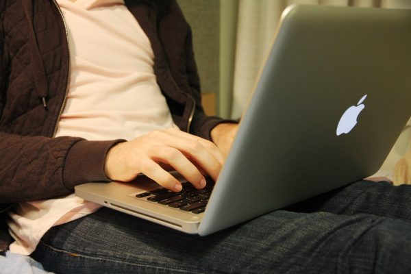اشعه لپ تاپ و راه های جلوگیری از عوارض این خطر